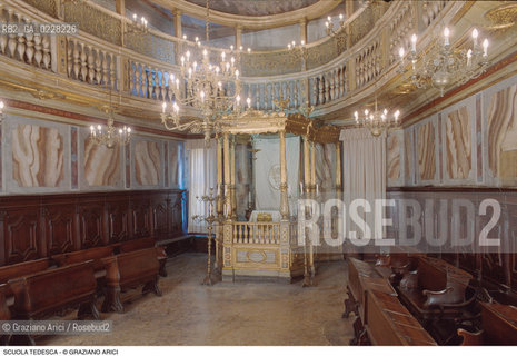 Caption: Nome:..SCUOLA GRANDE TEDESCA : INTERNO VERSO LA BIMÀ CON IL MATRONEO..    ..Localizzazione:..VENEZIA / CANNAREGIO / CAMPO DEL GHETTO NOVO / SINAGOGA / SCUOLA GRANDE TEDESCA  ..VENICE / CANNAREGIO / CAMPO GHETTO NOVO / SYNAGOGUE / SCUOLA GRANDE TEDESCA     ..Soggetto:..INTERNO VERSO LA BIMÀ / MATRONEO / ARREDI LIGNEI  ..INTERIOR TOWARDS BIMAH / WOMENS GALLERY / WOODEN FURNITURE   ..Cronologia:..SEC. XVII  TERZO QUARTO /1672 / RIEDIFICATA NEL SEC. XVIII SECONDO QUARTO / 1732-33  ..XVIIth CENTURY / 1672 / REBUILT IN THE XVIIIth CENTURY / 1732-33   ..Autore:......Stile:..BAROCCO  ..BAROQUE  ..Editori Stampatori:......Committenza:..CIVIDALE MENACHEM FIGLIO DEL RABBINO JOSEPH  ..CIVIDALE MENACHEM SON OF RABBI JOSEPH  ..Materia e Tecnica:......Collocazione:......Note:......Riproduzione Fotografica:  ..Graziano Arici/Rosebud2 ....Copyright:..Graziano Arici/Rosebud2/....Data:..1994 ....Costo:..A....Key:..CHIESA..CHURCH