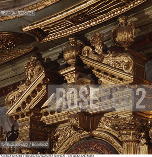 Nome:..SCUOLA GRANDE TEDESCA : PARTICOLARE DEL CORONAMENTO DELL’ARON (ARCA SANTA)..     ..Localizzazione:..VENEZIA / CANNAREGIO / CAMPO DEL GHETTO NOVO / SINAGOGA / SCUOLA GRANDE TEDESCA  ..VENICE / CANNAREGIO / CAMPO GHETTO NOVO / SYNAGOGUE / SCUOLA GRANDE TEDESCA     ..Soggetto:..PARTICOLARE DEL CORONAMENTO  ARON (ARCA SANTA)  ..DETAIL OF THE PEDIMENT  AARON (HOLY ARK)   ..Cronologia:..SEC. XVII  TERZO QUARTO /1672  ..XVIIth CENTURY / 1672     ..Autore:......Stile:..BAROCCO  ..BAROQUE  ..Editori Stampatori:......Committenza:..CIVIDALE MENACHEM FIGLIO DEL RABBINO JOSEPH  ..CIVIDALE MENACHEM SON OF RABBI JOSEPH  ..Materia e Tecnica:..LEGNO SCOLPITO, INTAGLIATO E DORATO  ..CARVED AND GILT WOOD  ..Collocazione:......Note:......Riproduzione Fotografica:  ..Graziano Arici/Rosebud2 ....Copyright:..Graziano Arici/Rosebud2/....Data:..1994 ....Costo:..A....Key:..CHIESA..CHURCH..