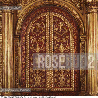 Nome:..SCUOLA GRANDE TEDESCA : PORTE DELLARON (ARCA SANTA) CON LA RAPPRESENTAZIONE STILIZZATA DELLALBERO DELLA VITA..      ..Localizzazione:..VENEZIA / CANNAREGIO / CAMPO DEL GHETTO NOVO / SINAGOGA / SCUOLA GRANDE TEDESCA  ..VENICE / CANNAREGIO / CAMPO GHETTO NOVO / SYNAGOGUE / SCUOLA GRANDE TEDESCA     ..Soggetto:..PORTE DELLARON (ARCA SANTA)  RAPPRESENTAZIONE STILIZZATA DELLALBERO DELLA VITA   ..THE DOORS OF THE ARK (HOLY ARK)   STYLIZED  VERSION OF THE TREE OF LIFE   ..Cronologia:..SEC. XVII  TERZO QUARTO /1672  ..XVIIth CENTURY / 1672     ..Autore:......Stile:..BAROCCO  ..BAROQUE  ..Editori Stampatori:......Committenza:..CIVIDALE MENACHEM FIGLIO DEL RABBINO JOSEPH  ..CIVIDALE MENACHEM SON OF RABBI JOSEPH  ..Materia e Tecnica:..LEGNO INTAGLIATO E DORATO  ..CARVED AND GILT WOOD  ..Collocazione:......Note:......Riproduzione Fotografica:  ..Graziano Arici/Rosebud2 ....Copyright:..Graziano Arici/Rosebud2/....Data:..1994 ....Costo:..A....Key:..CHIESA..CHURCH..