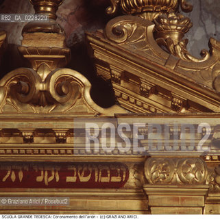 Nome:..SCUOLA GRANDE TEDESCA : SCUOLA GRANDE TEDESCA : PARTICOLARE DEL CORONAMENTO DELL’ARON (ARCA SANTA)..     ..Localizzazione:..VENEZIA / CANNAREGIO / CAMPO DEL GHETTO NOVO / SINAGOGA / SCUOLA GRANDE TEDESCA  ..VENICE / CANNAREGIO / CAMPO GHETTO NOVO / SYNAGOGUE / SCUOLA GRANDE TEDESCA     ..Soggetto:..PARTICOLARE DEL CORONAMENTO  ARON (ARCA SANTA)  ..DETAIL OF THE PEDIMENT  AARON (HOLY ARK)   ..Cronologia:..SEC. XVII  TERZO QUARTO /1672  ..XVIIth CENTURY / 1672     ..Autore:......Stile:..BAROCCO  ..BAROQUE  ..Editori Stampatori:......Committenza:..CIVIDALE MENACHEM FIGLIO DEL RABBINO JOSEPH  ..CIVIDALE MENACHEM SON OF RABBI JOSEPH  ..Materia e Tecnica:..LEGNO DORATO  ..GILDED WOOD  ..Collocazione:......Note:......Riproduzione Fotografica:  ..Graziano Arici/Rosebud2 ....Copyright:..Graziano Arici/Rosebud2/....Data:..1994 ....Costo:..A....Key:..CHIESA..CHURCH..
