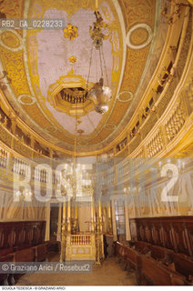 Caption: Nome:..SCUOLA GRANDE TEDESCA : INTERNO VERSO LA BIMÀ CON IL MATRONEO..    ..Localizzazione:..VENEZIA / CANNAREGIO / CAMPO DEL GHETTO NOVO / SINAGOGA / SCUOLA GRANDE TEDESCA  ..VENICE / CANNAREGIO / CAMPO GHETTO NOVO / SYNAGOGUE / SCUOLA GRANDE TEDESCA     ..Soggetto:..INTERNO VERSO LA BIMÀ / MATRONEO / SOFFITTO / ARREDI LIGNEI   ..INTERIOR TOWARDS THE BIMAH / WOMENS GALLERY / CEILING / WOODEN FURNITURE   ..Cronologia:..SEC. XVII  TERZO QUARTO /1672 / RIEDIFICATA NEL SEC. XVIII SECONDO QUARTO / 1732-33   ..XVIIth CENTURY / 1672 / REBUILT IN THE XVIIIth CENTURY / 1732-33     ..Autore:......Stile:..BAROCCO  ..BAROQUE  ..Editori Stampatori:......Committenza:..CIVIDALE MENACHEM FIGLIO DEL RABBINO JOSEPH  ..CIVIDALE MENACHEM SON OF RABBI JOSEPH  ..Materia e Tecnica:......Collocazione:......Note:......Riproduzione Fotografica:  ..Graziano Arici/Rosebud2 ....Copyright:..Graziano Arici/Rosebud2/....Data:..1994 ....Costo:..A....Key:..CHIESA..CHURCH