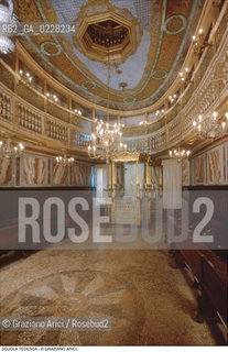 Caption: Nome:..SCUOLA GRANDE TEDESCA : LA BIMA’ ..    ..Localizzazione:..VENEZIA / CANNAREGIO / CAMPO DEL GHETTO NOVO / SINAGOGA / SCUOLA GRANDE TEDESCA  ..VENICE / CANNAREGIO / CAMPO GHETTO NOVO / SYNAGOGUE / SCUOLA GRANDE TEDESCA     ..Soggetto:..BIMÀ  ..BIMAH   ..Cronologia:..SEC. XVII  TERZO QUARTO /1672  ..XVIIth CENTURY / 1672    ..Autore:......Stile:..BAROCCO  ..BAROQUE  ..Editori Stampatori:......Committenza:..CIVIDALE MENACHEM FIGLIO DEL RABBINO JOSEPH  ..CIVIDALE MENACHEM SON OF RABBI JOSEPH  ..Materia e Tecnica:..LEGNO INTAGLIATO E DORATO  ..CARVED AND GILT WOOD  ..Collocazione:......Note:......Riproduzione Fotografica:  ..Graziano Arici/Rosebud2 ....Copyright:..Graziano Arici/Rosebud2/....Data:..1994 ....Costo:..A....Key:..CHIESA..CHURCH