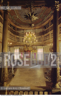 Caption: Nome:..SCUOLA GRANDE TEDESCA : INTERNO DALLA BIMÀ VERSO LARCA SANTA..     ..Localizzazione:..VENEZIA / CANNAREGIO / CAMPO DEL GHETTO NOVO / SINAGOGA / SCUOLA GRANDE TEDESCA  ..VENICE / CANNAREGIO / CAMPO GHETTO NOVO / SYNAGOGUE / SCUOLA GRANDE TEDESCA     ..Soggetto:..INTERNO DALLA BIMÀ VERSO LARCA SANTA  ..INTERIOR  FROM THE BIMAH TOWARDS THE HOLY ARK   ..Cronologia:..SEC. XVII  TERZO QUARTO /1672 / RIEDIFICATA NEL SEC. XVIII SECONDO QUARTO / 1732-33  ..XVIIth CENTURY / 1672 / REBUILT IN THE XVIIIth CENTURY / 1732-33    ..Autore:......Stile:..BAROCCO  ..BAROQUE  ..Editori Stampatori:......Committenza:..CIVIDALE MENACHEM FIGLIO DEL RABBINO JOSEPH  ..CIVIDALE MENACHEM SON OF RABBI JOSEPH  ..Materia e Tecnica:..LEGNO DORATO  ..GILDED WOOD  ..Collocazione:......Note:......Riproduzione Fotografica:  ..Graziano Arici/Rosebud2 ....Copyright:..Graziano Arici/Rosebud2/....Data:..1994 ....Costo:..A....Key:..CHIESA..CHURCH