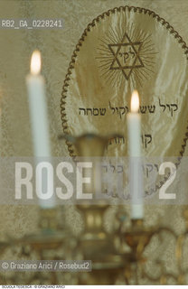 Caption: Nome:..SCUOLA GRANDE TEDESCA : INTERNO DALLA BIMÀ VERSO LARCA SANTA..     ..Localizzazione:..VENEZIA / CANNAREGIO / CAMPO DEL GHETTO NOVO / SINAGOGA / SCUOLA GRANDE TEDESCA  ..VENICE / CANNAREGIO / CAMPO GHETTO NOVO / SYNAGOGUE / SCUOLA GRANDE TEDESCA     ..Soggetto:..INTERNO DALLA BIMÀ VERSO LARCA SANTA STELLA DI DAVIDE  ..INTERIOR  FROM THE BIMAH TOWARDS THE HOLY ARK   ..Cronologia:..SEC. XVII  TERZO QUARTO /1672 / RIEDIFICATA NEL SEC. XVIII SECONDO QUARTO / 1732-33  ..XVIIth CENTURY / 1672 / REBUILT IN THE XVIIIth CENTURY / 1732-33    ..Autore:......Stile:..BAROCCO  ..BAROQUE  ..Editori Stampatori:......Committenza:..CIVIDALE MENACHEM FIGLIO DEL RABBINO JOSEPH  ..CIVIDALE MENACHEM SON OF RABBI JOSEPH  ..Materia e Tecnica:..LEGNO DORATO  ..GILDED WOOD  ..Collocazione:......Note:......Riproduzione Fotografica:  ..Graziano Arici/Rosebud2 ....Copyright:..Graziano Arici/Rosebud2/....Data:..1994 ....Costo:..A....Key:..CHIESA..CHURCH