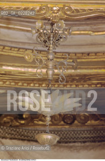 Caption: Nome:..SCUOLA GRANDE TEDESCA :LAMPADA DEL SABATO..    ..Localizzazione:..VENEZIA / CANNAREGIO / CAMPO DEL GHETTO NOVO / SINAGOGA / SCUOLA GRANDE TEDESCA  ..VENICE / CANNAREGIO / CAMPO GHETTO NOVO / SYNAGOGUE / SCUOLA GRANDE TEDESCA     ..Soggetto:..LAMPADA DEL SABATO..Cronologia:..SEC. XVII  TERZO QUARTO /1672  ..XVIIth CENTURY / 1672    ..Autore:......Stile:..BAROCCO  ..BAROQUE  ..Editori Stampatori:......Committenza:..CIVIDALE MENACHEM FIGLIO DEL RABBINO JOSEPH  ..CIVIDALE MENACHEM SON OF RABBI JOSEPH  ..Materia e Tecnica:..LEGNO INTAGLIATO E DORATO  ..CARVED AND GILT WOOD  ..Collocazione:......Note:......Riproduzione Fotografica:  ..Graziano Arici/Rosebud2 ....Copyright:..Graziano Arici/Rosebud2/....Data:..1994 ....Costo:..A....Key:..CHIESA..CHURCH