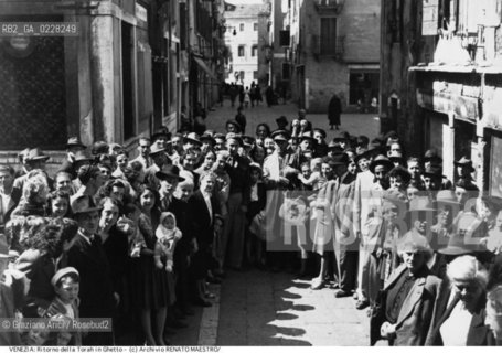 Nome:..RITORNO DELLA TORA IN GHETTO..      ..Localizzazione:..VENEZIA / CANNAREGIO / CAMPO DEL GHETTO NOVO / BIBLIOTECA-ARCHIVIO RENATO MAESTRO  ..VENICE / CANNAREGIO / CAMPO GHETTO NOVO / THE LIBRARY-ARCHIVES  RENATO MAESTRO     ..Soggetto:..RITORNO DELLA TORA IN GHETTO  ..RETURN OF THE TORAH TO THE GHETTO   ..Cronologia:..SECOLO XX SECONDO QUARTO / 1945  ..XXth CENTURY / 1945    ..Autore:......Stile:......Editori Stampatori:......Committenza:......Materia e Tecnica:......Collocazione:......Note:......Riproduzione Fotografica:  ..Graziano Arici/Rosebud2 ....Copyright:..ARCHIVIO RENATO MAESTRO/  ....Data:..1996....Costo:..A....Key:..RITI   FOTO STORICHE  EVENTI  ..RITES EVENTS  ..