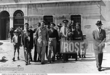 Nome:..CAMPO DEL GHETTO NUOVO : RITORNO DELLA TORA IN GHETTO..      ..Localizzazione:..VENEZIA / CANNAREGIO / CAMPO DEL GHETTO NOVO / BIBLIOTECA-ARCHIVIO RENATO MAESTRO  ..VENICE / CANNAREGIO / CAMPO GHETTO NOVO / THE LIBRARY-ARCHIVES  RENATO MAESTRO     ..Soggetto:..CAMPO DEL GHETTO NUOVO : RITORNO DELLA TORA IN GHETTO  ..RETURN OF THE TORAH TO THE GHETTO   ..Cronologia:..SECOLO XX SECONDO QUARTO / 1945  ..XXth CENTURY / 1945     ..Autore:......Stile:......Editori Stampatori:......Committenza:......Materia e Tecnica:......Collocazione:......Note:......Riproduzione Fotografica:  ..Graziano Arici/Rosebud2 ....Copyright:..ARCHIVIO RENATO MAESTRO/  ....Data:..1996 ....Costo:..A....Key:..RITI   FOTO STORICHE  EVENTI  ..RITES EVENTS  ..