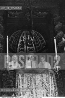 Nome:..SCUOLA LEVANTINA : RITORNO DELLA TORA IN GHETTO..      ..Localizzazione:..VENEZIA / CANNAREGIO / CAMPO DEL GHETTO NOVO / BIBLIOTECA-ARCHIVIO RENATO MAESTRO  ..VENICE / CANNAREGIO / CAMPO GHETTO NOVO / THE LIBRARY-ARCHIVES  RENATO MAESTRO     ..Soggetto:..SCUOLA LEVANTINA : RITORNO DELLA TORA IN GHETTO  ..RETURN OF THE TORAH TO THE GHETTO   ..Cronologia:..SECOLO XX SECONDO QUARTO / 1945  ..XXth CENTURY / 1945    ..Autore:......Stile:......Editori Stampatori:......Committenza:......Materia e Tecnica:......Collocazione:......Note:......Riproduzione Fotografica:  ..Graziano Arici/Rosebud2 ....Copyright:..ARCHIVIO RENATO MAESTRO/  ....Data:..1996....Costo:..A....Key:..RITI   FOTO STORICHE  EVENTI  ..RITES EVENTS  ..