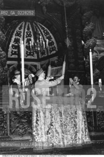 Nome:..SCUOLA LEVANTINA : RITORNO DELLA TORA IN GHETTO..      ..Localizzazione:..VENEZIA / CANNAREGIO / CAMPO DEL GHETTO NOVO / BIBLIOTECA-ARCHIVIO RENATO MAESTRO  ..VENICE / CANNAREGIO / CAMPO GHETTO NOVO / THE LIBRARY-ARCHIVES  RENATO MAESTRO     ..Soggetto:..SCUOLA LEVANTINA : RITORNO DELLA TORA IN GHETTO    ..RETURN OF THE TORAH TO THE GHETTO ..Cronologia:..SECOLO XX SECONDO QUARTO / 1945  ..XXth CENTURY / 1945     ..Autore:......Stile:......Editori Stampatori:......Committenza:......Materia e Tecnica:......Collocazione:......Note:......Riproduzione Fotografica:  ..Graziano Arici/Rosebud2 ....Copyright:..ARCHIVIO RENATO MAESTRO/  ....Data:..1996....Costo:..A....Key:..RITI   FOTO STORICHE  EVENTI  ..RITES EVENTS  ..