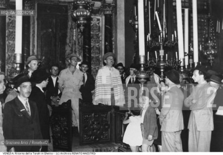 Nome:..SCUOLA LEVANTINA : RITORNO DELLA TORA IN GHETTO..      ..Localizzazione:..VENEZIA / CANNAREGIO / CAMPO DEL GHETTO NOVO / BIBLIOTECA-ARCHIVIO RENATO MAESTRO  ..VENICE / CANNAREGIO / CAMPO GHETTO NOVO / THE LIBRARY-ARCHIVES  RENATO MAESTRO     ..Soggetto:..SCUOLA LEVANTINA : RITORNO DELLA TORA IN GHETTO  ..RETURN OF THE TORAH TO THE GHETTO ..Cronologia:..SECOLO XX SECONDO QUARTO / 1945  ..XXth CENTURY / 1945     ..Autore:......Stile:......Editori Stampatori:......Committenza:......Materia e Tecnica:......Collocazione:......Note:......Riproduzione Fotografica:  ..Graziano Arici/Rosebud2 ....Copyright:..ARCHIVIO RENATO MAESTRO/  ....Data:..1994....Costo:..A......Key:..RITI   FOTO STORICHE  EVENTI  ..RITES EVENTS  ..