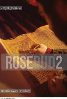 Caption: Nome:..IL RABBINO RITOCCA LE LETTERE DELLA TORAH PRIMA DELLA PREGHIERA DI SHABBATH..     ..Localizzazione:..VENEZIA / CANNAREGIO / GHETTO  ..VENICE /  CANNAREGIO /GHETTO     ..Soggetto:..IL RABBINO RITOCCA LE LETTERE DELLA TORAH PRIMA DELLA PREGHIERA DI SHABBATH  ..THE RABBI CORRECTS THE TORAH BEFORE THE PRAYER OF SHABBATH    ..Cronologia:..  ....Autore:......Stile:......Editori Stampatori:......Committenza:......Materia e Tecnica:......Collocazione:......Note:......Riproduzione Fotografica:  ..Graziano Arici/Rosebud2 ....Copyright:..Graziano Arici/Rosebud2/....Data:..1994 ....Costo:..A....Key:..RITI..RITES