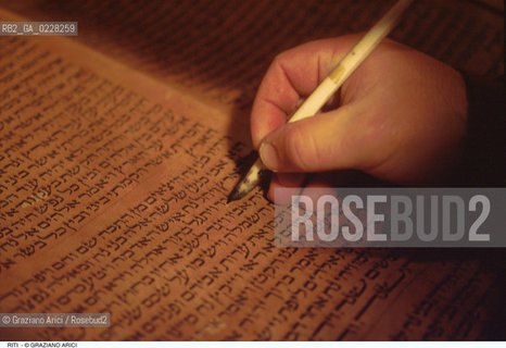 Caption: Nome:..IL RABBINO RITOCCA LE LETTERE DELLA TORAH PRIMA DELLA PREGHIERA DI SHABBATH..     ..Localizzazione:..VENEZIA / CANNAREGIO / GHETTO  ..VENICE /  CANNAREGIO /GHETTO     ..Soggetto:..IL RABBINO RITOCCA LE LETTERE DELLA TORAH PRIMA DELLA PREGHIERA DI SHABBATH  ..THE RABBI CORRECTS THE TORAH BEFORE THE PRAYER OF SHABBATH    ..Cronologia:..  ....Autore:......Stile:......Editori Stampatori:......Committenza:......Materia e Tecnica:......Collocazione:......Note:......Riproduzione Fotografica:  ..Graziano Arici/Rosebud2 ....Copyright:..Graziano Arici/Rosebud2/....Data:..1994 ....Costo:..A....Key:..RITI..RITES