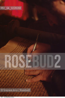 Caption: Nome:..IL RABBINO RITOCCA LE LETTERE DELLA TORAH PRIMA DELLA PREGHIERA DI SHABBATH..     ..Localizzazione:..VENEZIA / CANNAREGIO / GHETTO  ..VENICE /  CANNAREGIO /GHETTO     ..Soggetto:..IL RABBINO RITOCCA LE LETTERE DELLA TORAH PRIMA DELLA PREGHIERA DI SHABBATH  ..THE RABBI CORRECTS THE TORAH BEFORE THE PRAYER OF SHABBATH    ..Cronologia:..  ....Autore:......Stile:......Editori Stampatori:......Committenza:......Materia e Tecnica:......Collocazione:......Note:......Riproduzione Fotografica:  ..Graziano Arici/Rosebud2 ....Copyright:..Graziano Arici/Rosebud2/....Data:..1994 ....Costo:..A....Key:..RITI..RITES