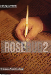 Caption: Nome:..IL RABBINO RITOCCA LE LETTERE DELLA TORAH PRIMA DELLA PREGHIERA DI SHABBATH..     ..Localizzazione:..VENEZIA / CANNAREGIO / GHETTO  ..VENICE /  CANNAREGIO /GHETTO     ..Soggetto:..IL RABBINO RITOCCA LE LETTERE DELLA TORAH PRIMA DELLA PREGHIERA DI SHABBATH  ..THE RABBI CORRECTS THE TORAH BEFORE THE PRAYER OF SHABBATH    ..Cronologia:..  ....Autore:......Stile:......Editori Stampatori:......Committenza:......Materia e Tecnica:......Collocazione:......Note:......Riproduzione Fotografica:  ..Graziano Arici/Rosebud2 ....Copyright:..Graziano Arici/Rosebud2/....Data:..1994 ....Costo:..A....Key:..RITI..RITES