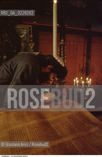 Caption: Nome:..IL RABBINO RITOCCA LE LETTERE DELLA TORAH PRIMA DELLA PREGHIERA DI SHABBATH..    ..Localizzazione:..VENEZIA / CANNAREGIO / GHETTO  ..VENICE /  CANNAREGIO /GHETTO     ..Soggetto:..IL RABBINO RITOCCA LE LETTERE DELLA TORAH PRIMA DELLA PREGHIERA DI SHABBATH  ..THE RABBI CORRECTS THE TORAH BEFORE THE PRAYER OF SHABBATH    ..Cronologia:..  ....Autore:......Stile:......Editori Stampatori:......Committenza:......Materia e Tecnica:......Collocazione:......Note:......Riproduzione Fotografica:  ..Graziano Arici/Rosebud2 ....Copyright:..Graziano Arici/Rosebud2/....Data:..1994 ....Costo:..A....Key:..RITI   ..RITES