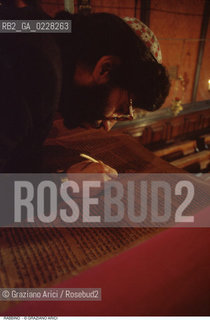 Caption: Nome:..IL RABBINO RITOCCA LE LETTERE DELLA TORAH PRIMA DELLA PREGHIERA DI SHABBATH..    ..Localizzazione:..VENEZIA / CANNAREGIO / GHETTO  ..VENICE /  CANNAREGIO /GHETTO     ..Soggetto:..IL RABBINO RITOCCA LE LETTERE DELLA TORAH PRIMA DELLA PREGHIERA DI SHABBATH  ..THE RABBI CORRECTS THE TORAH BEFORE THE PRAYER OF SHABBATH    ..Cronologia:..  ....Autore:......Stile:......Editori Stampatori:......Committenza:......Materia e Tecnica:......Collocazione:......Note:......Riproduzione Fotografica:  ..Graziano Arici/Rosebud2 ....Copyright:..Graziano Arici/Rosebud2/....Data:..1994 ....Costo:..A....Key:..RITI   ..RITES