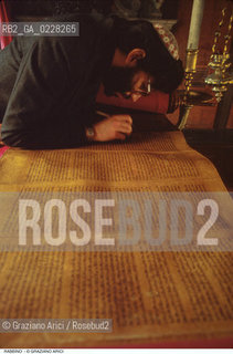 Caption: Nome:..IL RABBINO RITOCCA LE LETTERE DELLA TORAH PRIMA DELLA PREGHIERA DI SHABBATH..    ..Localizzazione:..VENEZIA / CANNAREGIO / GHETTO  ..VENICE /  CANNAREGIO /GHETTO     ..Soggetto:..IL RABBINO RITOCCA LE LETTERE DELLA TORAH PRIMA DELLA PREGHIERA DI SHABBATH  ..THE RABBI CORRECTS THE TORAH BEFORE THE PRAYER OF SHABBATH    ..Cronologia:..  ....Autore:......Stile:......Editori Stampatori:......Committenza:......Materia e Tecnica:......Collocazione:......Note:......Riproduzione Fotografica:  ..Graziano Arici/Rosebud2 ....Copyright:..Graziano Arici/Rosebud2/....Data:..1994 ....Costo:..A....Key:..RITI   ..RITES