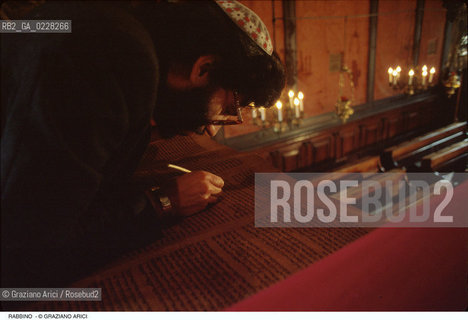 Caption: Nome:..IL RABBINO RITOCCA LE LETTERE DELLA TORAH PRIMA DELLA PREGHIERA DI SHABBATH..    ..Localizzazione:..VENEZIA / CANNAREGIO / GHETTO  ..VENICE /  CANNAREGIO /GHETTO     ..Soggetto:..IL RABBINO RITOCCA LE LETTERE DELLA TORAH PRIMA DELLA PREGHIERA DI SHABBATH  ..THE RABBI CORRECTS THE TORAH BEFORE THE PRAYER OF SHABBATH    ..Cronologia:..  ....Autore:......Stile:......Editori Stampatori:......Committenza:......Materia e Tecnica:......Collocazione:......Note:......Riproduzione Fotografica:  ..Graziano Arici/Rosebud2 ....Copyright:..Graziano Arici/Rosebud2/....Data:..1994 ....Costo:..A....Key:..RITI   ..RITES