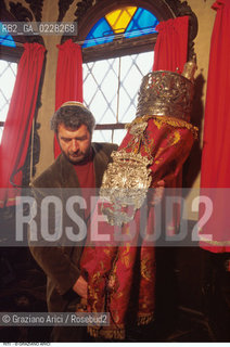 Caption: Nome:..SCUOLA GRANDE SPAGNOLA  : LA TORAH..    ..Localizzazione:..VENEZIA / CANNAREGIO / GHETTO VECCHIO / SCUOLA GRANDE SPAGNOLA  ..VENICE /  CANNAREGIO / GHETTO VECCHIO / SCUOLA GRANDE SPAGNOLA   ..Soggetto:..SINAGOGA LA TORAH  ..Cronologia:..  ....Autore:......Stile:......Editori Stampatori:......Committenza:......Materia e Tecnica:......Collocazione:......Note:......Riproduzione Fotografica:  ..Graziano Arici/Rosebud2 ....Copyright:..Graziano Arici/Rosebud2/....Data:..1994 ....Costo:..A....Key:..RITI..RITES