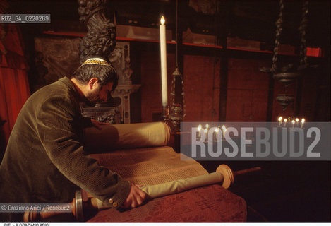 Caption: Nome:..SCUOLA LEVANTINA  : LA TORAH..    ..Localizzazione:..VENEZIA / CANNAREGIO / GHETTO VECCHIO / SCUOLA GRANDE SPAGNOLA  ..VENICE /  CANNAREGIO / GHETTO VECCHIO / SCUOLA GRANDE SPAGNOLA   ..Soggetto:..SINAGOGA LA TORAH  ..Cronologia:..  ....Autore:......Stile:......Editori Stampatori:......Committenza:......Materia e Tecnica:......Collocazione:......Note:......Riproduzione Fotografica:  ..Graziano Arici/Rosebud2 ....Copyright:..Graziano Arici/Rosebud2/....Data:..1994 ....Costo:..A....Key:..RITI..RITES