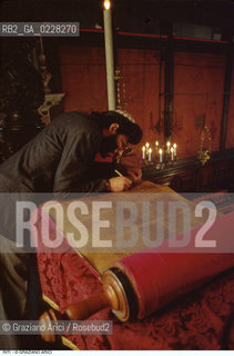 Caption: Nome:..IL RABBINO RITOCCA LE LETTERE DELLA TORAH PRIMA DELLA PREGHIERA DI SHABBATH..    ..Localizzazione:..VENEZIA / CANNAREGIO / GHETTO  ..VENICE /  CANNAREGIO /GHETTO     ..Soggetto:..IL RABBINO RITOCCA LE LETTERE DELLA TORAH PRIMA DELLA PREGHIERA DI SHABBATH  ..THE RABBI CORRECTS THE TORAH BEFORE THE PRAYER OF SHABBATH    ..Cronologia:..  ....Autore:......Stile:......Editori Stampatori:......Committenza:......Materia e Tecnica:......Collocazione:......Note:......Riproduzione Fotografica:  ..Graziano Arici/Rosebud2 ....Copyright:..Graziano Arici/Rosebud2/....Data:..1994 ....Costo:..A....Key:..RITI   ..RITES