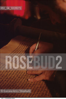 Caption: Nome:..IL RABBINO RITOCCA LE LETTERE DELLA TORAH PRIMA DELLA PREGHIERA DI SHABBATH..     ..Localizzazione:..VENEZIA / CANNAREGIO / GHETTO  ..VENICE /  CANNAREGIO /GHETTO     ..Soggetto:..IL RABBINO RITOCCA LE LETTERE DELLA TORAH PRIMA DELLA PREGHIERA DI SHABBATH  ..THE RABBI CORRECTS THE TORAH BEFORE THE PRAYER OF SHABBATH    ..Cronologia:..  ....Autore:......Stile:......Editori Stampatori:......Committenza:......Materia e Tecnica:......Collocazione:......Note:......Riproduzione Fotografica:  ..Graziano Arici/Rosebud2 ....Copyright:..Graziano Arici/Rosebud2/....Data:..1994 ....Costo:..A....Key:..RITI..RITES