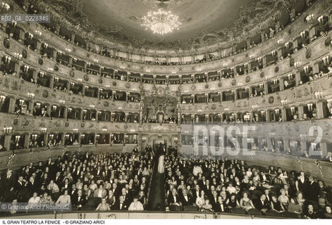 Caption: Nome: ..GRAN TEATRO LA FENICE..Descrizione: ..SALA / VENEZIA..Credit: ..Graziano Arici/Rosebud2/..Costo: ..A..Nazione: ..ITALIA..Città: ..VENEZIA..Data: ..1960 ..La cessione dei diritti di questa immagine si intende per quanto di nostra competenza. Non comprende invece le eventuali spese  relative a diritti che potranno essere richiesti dagli Enti o persone fisiche cui appartengono eventualmente i soggetti  ripresi. Tali costi, ove necessari, e l’espletamento di qualsivoglia pratica di richiesta di concessione del permesso di pubblicazione sono esclusivamente a carico e a cura del soggetto acquirente di questa immagine.