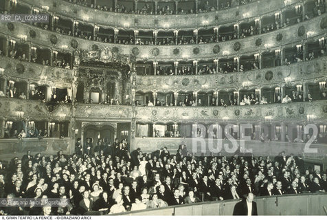 Caption: Nome: ..GRAN TEATRO LA FENICE..Descrizione: ..SALA / VENEZIA..Credit: ..Graziano Arici/Rosebud2/..Costo: ..A..Nazione: ..ITALIA..Città: ..VENEZIA..Data: ..1950...La cessione dei diritti di questa immagine si intende per quanto di nostra competenza. Non comprende invece le eventuali spese  relative a diritti che potranno essere richiesti dagli Enti o persone fisiche cui appartengono eventualmente i soggetti  ripresi. Tali costi, ove necessari, e l’espletamento di qualsivoglia pratica di richiesta di concessione del permesso di pubblicazione sono esclusivamente a carico e a cura del soggetto acquirente di questa immagine.
