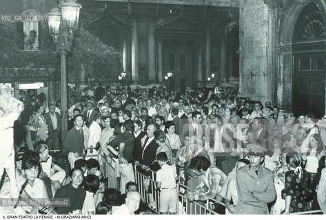 Caption: Nome: ..GRAN TEATRO LA FENICE..Descrizione: ..ESTERNO  / VENEZIA PUBBLICO FANS..Credit: ..Graziano Arici/Rosebud2/..Costo: ..A..Nazione: ..ITALIA..Città: ..VENEZIA..Data: ..1960 c.a...La cessione dei diritti di questa immagine si intende per quanto di nostra competenza. Non comprende invece le eventuali spese  relative a diritti che potranno essere richiesti dagli Enti o persone fisiche cui appartengono eventualmente i soggetti  ripresi. Tali costi, ove necessari, e l’espletamento di qualsivoglia pratica di richiesta di concessione del permesso di pubblicazione sono esclusivamente a carico e a cura del soggetto acquirente di questa immagine.