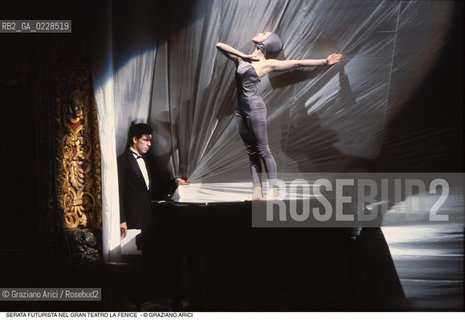 Caption: Nome: ..GRAN TEATRO LA FENICE..Descrizione: ..SALA SERATA FUTURISTA / VENEZIA..Credit: ..Graziano Arici/Rosebud2/..Costo: ..A..Nazione: ..ITALIA..Città: ..VENEZIA..Data: ..1985 ca...La cessione dei diritti di questa immagine si intende per quanto di nostra competenza. Non comprende invece le eventuali spese  relative a diritti che potranno essere richiesti dagli Enti o persone fisiche cui appartengono eventualmente i soggetti  ripresi. Tali costi, ove necessari, e l’espletamento di qualsivoglia pratica di richiesta di concessione del permesso di pubblicazione sono esclusivamente a carico e a cura del soggetto acquirente di questa immagine.