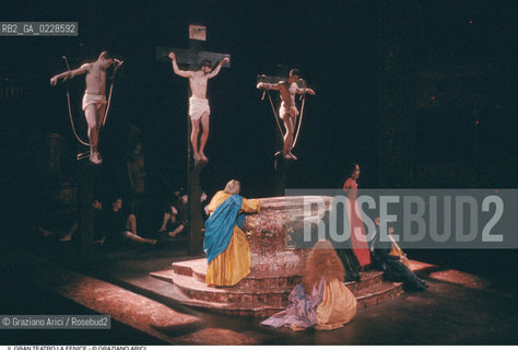 Caption: Nome: ..GRAN TEATRO LA FENICE..Descrizione: ..OPERA LIRICA JOHANNES PASSION DI JOHANN SEBASTIAN BACH CROCE..Credit: ..Graziano Arici/Rosebud2/..Costo: ..B..Nazione: ..ITALIA..Città: ..VENEZIA..Data: ..1985..La cessione dei diritti di questa immagine si intende per quanto di nostra competenza. Non comprende invece le eventuali spese  relative a diritti che potranno essere richiesti dagli Enti o persone fisiche cui appartengono eventualmente i soggetti  ripresi. Tali costi, ove necessari, e l’espletamento di qualsivoglia pratica di richiesta di concessione del permesso di pubblicazione sono esclusivamente a carico e a cura del soggetto acquirente di questa immagine.
