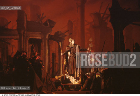 Caption: Nome: ..GRAN TEATRO LA FENICE..Descrizione: ..OPERA LIRICA ATTILA DI GIUSEPPE VERDI SAMUEL RAMEY..Credit: ..Graziano Arici/Rosebud2/..Costo: ..B..Nazione: ..ITALIA..Città: ..VENEZIA..Data: ..1986..La cessione dei diritti di questa immagine si intende per quanto di nostra competenza. Non comprende invece le eventuali spese  relative a diritti che potranno essere richiesti dagli Enti o persone fisiche cui appartengono eventualmente i soggetti  ripresi. Tali costi, ove necessari, e l’espletamento di qualsivoglia pratica di richiesta di concessione del permesso di pubblicazione sono esclusivamente a carico e a cura del soggetto acquirente di questa immagine.