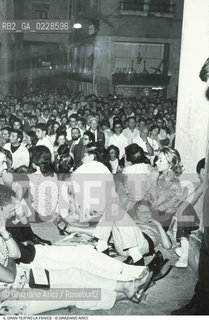 Caption: Nome: ..GRAN TEATRO LA FENICE..Descrizione: ..PUBBLICO CHE ASCOLTA UN CONCERTO DAVANTI AL TEATRO..Credit: ..Graziano Arici/Rosebud2/..Costo: ..A..Nazione: ..ITALIA..Città: ..VENEZIA..Data: ..1965 c.a...La cessione dei diritti di questa immagine si intende per quanto di nostra competenza. Non comprende invece le eventuali spese  relative a diritti che potranno essere richiesti dagli Enti o persone fisiche cui appartengono eventualmente i soggetti  ripresi. Tali costi, ove necessari, e l’espletamento di qualsivoglia pratica di richiesta di concessione del permesso di pubblicazione sono esclusivamente a carico e a cura del soggetto acquirente di questa immagine.