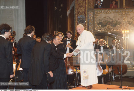 Caption: Nome: ..GRAN TEATRO LA FENICE..Descrizione: ..IL PAPA GIOVANNI PAOLO II - KAROL WOJTYLA  / VENEZIA..Credit: ..Graziano Arici/Rosebud2/..Costo: ..A..Nazione: ..ITALIA..Città: ..VENEZIA..Data: ..16/06/1985..La cessione dei diritti di questa immagine si intende per quanto di nostra competenza. Non comprende invece le eventuali spese  relative a diritti che potranno essere richiesti dagli Enti o persone fisiche cui appartengono eventualmente i soggetti  ripresi. Tali costi, ove necessari, e l’espletamento di qualsivoglia pratica di richiesta di concessione del permesso di pubblicazione sono esclusivamente a carico e a cura del soggetto acquirente di questa immagine.
