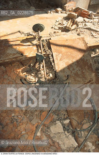 Caption: Nome: ..GRAN TEATRO LA FENICE..Descrizione: ..UN LAMPADARIO DOPO LINCENDIO / VENEZIA..Credit: ..Graziano Arici/Rosebud2/..Costo: ..A..Nazione: ..ITALIA..Città: ..VENEZIA..Data: ..FEBBRAIO 1996