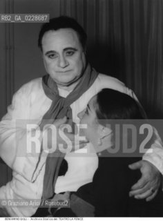 Nome:..GIGLI BENIAMINO..Descrizione:..MUSICA CLASSICA CANTANTE LIRICO TENORE / NELLOPERA I PAGLIACCI..Credit:..ARCHIVIO STORICO DEL TEATRO LA FENICE/..Costo:..A..Nazione:..ITALIA..Città:..VENEZIA..Data:..1954....La cessione dei diritti di questa immagine si intende per quanto di nostra competenza. Non comprende invece le eventuali spese  relative a diritti che potranno essere richiesti dagli Enti o persone fisiche cui appartengono eventualmente i soggetti  ripresi. Tali costi, ove necessari, e l’espletamento di qualsivoglia pratica di richiesta di concessione del permesso di pubblicazione sono esclusivamente a carico e a cura del soggetto acquirente di questa immagine.