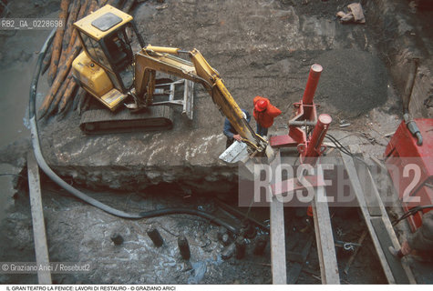Caption: Nome: ..GRAN TEATRO LA FENICE..Descrizione: ..LAVORI IN CORSO ( IMPREGILO ) / VENEZIA..Credit: ..Graziano Arici/Rosebud2/..Costo: ..A..Nazione: ..ITALIA..Città: ..VENEZIA..Data: ..1997..La cessione dei diritti di questa immagine si intende per quanto di nostra competenza. Non comprende invece le eventuali spese  relative a diritti che potranno essere richiesti dagli Enti o persone fisiche cui appartengono eventualmente i soggetti  ripresi. Tali costi, ove necessari, e l’espletamento di qualsivoglia pratica di richiesta di concessione del permesso di pubblicazione sono esclusivamente a carico e a cura del soggetto acquirente di questa immagine.