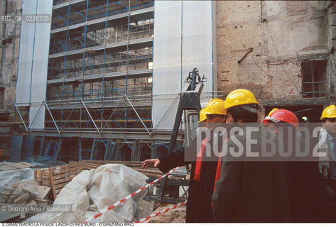 Caption: Nome: ..GRAN TEATRO LA FENICE..Descrizione: ..LAVORI IN CORSO ( IMPREGILO ) / VENEZIA MASSIMO CACCIARI..Credit: ..Graziano Arici/Rosebud2/..Costo: ..A..Nazione: ..ITALIA..Città: ..VENEZIA..Data: ..1997..La cessione dei diritti di questa immagine si intende per quanto di nostra competenza. Non comprende invece le eventuali spese  relative a diritti che potranno essere richiesti dagli Enti o persone fisiche cui appartengono eventualmente i soggetti  ripresi. Tali costi, ove necessari, e l’espletamento di qualsivoglia pratica di richiesta di concessione del permesso di pubblicazione sono esclusivamente a carico e a cura del soggetto acquirente di questa immagine.