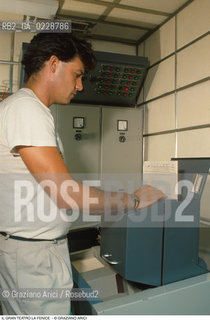 Caption: Nome: ..GRAN TEATRO LA FENICE..Descrizione: ..PALCOSCENICO  / VENEZIA TECNICO LUCI..Credit: ..Graziano Arici/Rosebud2/..Costo: ..A..Nazione: ..ITALIA..Città: ..VENEZIA..Data: ..1985 c.a.