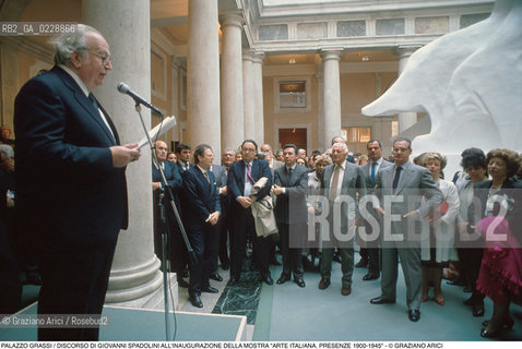 Nome: ..PALAZZO GRASSI..Descrizione: ..DISCORSO DEL POLITICO GIOVANNI SPADOLINI ALLINAUGURAZIONE DELLA MOSTRA ARTE ITALIANA. PRESENZE 1900-1945 / SULLO SFONDO IL MINISTRO DEGLI ESTERI GIOVANNI DE MICHELIS, IL PRESIDENTE DELLA FIAT GIOVANNI AGNELLI E LAMMINISTRATORE DELEGATO DELLA FIAT CESARE ROMITI..Credit: ..Graziano Arici/Rosebud2 ...Nazione: ..ITALIA..Città: ....Data: ..1989