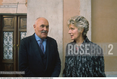 Nome: ..PALAZZO GRASSI..Descrizione: ..IL DIRETTORE DI PALAZZO GRASSI PONTUS HULTEN CON MARELLA AGNELLI (MOGLIE DI GIOVANNI)..Credit: ..Graziano Arici/Rosebud2 ...Nazione: ..ITALIA..Città: ....Data: ..1989