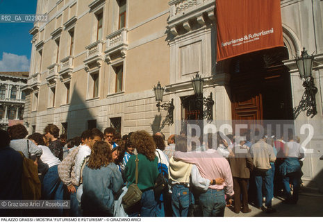 Nome: ..PALAZZO GRASSI..Descrizione: ..MOSTRA FUTURISMO E FUTURISMI / GENTE IN CODA PER ENTRARE..Credit: ..Graziano Arici/Rosebud2 ...Nazione: ..ITALIA..Città: ....Data: ..1986