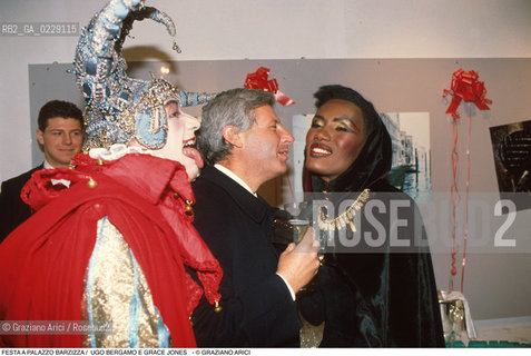 Caption: Caption: Nome: ..FESTA A PALAZZO BARZIZZA..Descrizione: ..IL SINDACO DI VENEZIA UGO BERGAMO E LA CANTANTE GRACE JONES / MASCHERA COSTUME  ..Credit: ..Graziano Arici/Rosebud2 .Costo: ..A..Nazione: ..ITALIA..Città: ....Data: ..1991