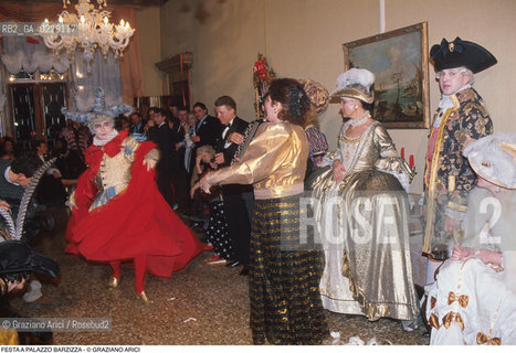 Caption: Caption: Nome: ..FESTA A PALAZZO BARZIZZA..Descrizione: ..BALLO MASCHERE COSTUMI  ..Credit: ..Graziano Arici/Rosebud2 .Costo: ..A..Nazione: ..ITALIA..Città: ....Data: ..1991