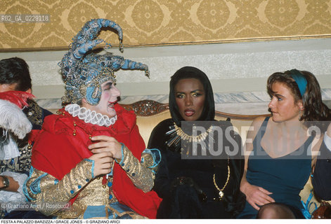 Caption: Caption: Nome: ..FESTA A PALAZZO BARZIZZA..Descrizione: ..LA CANTANTE GRACE JONES / MASCHERE COSTUMI  ..Credit: ..Graziano Arici/Rosebud2 .Costo: ..A..Nazione: ..ITALIA..Città: ....Data: ..1991