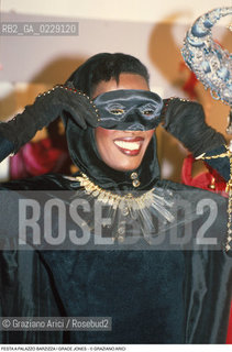 Caption: Caption: Nome: ..FESTA A PALAZZO BARZIZZA..Descrizione: ..LA CANTANTE GRACE JONES / CON MASCHERA ..Credit: ..Graziano Arici/Rosebud2 .Costo: ..A..Nazione: ..ITALIA..Città: ....Data: ..1991