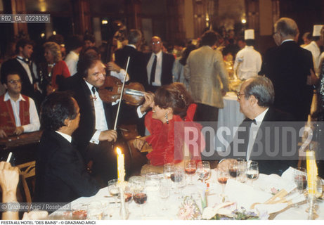 Caption: Caption: Nome: ..FESTA ALLHOTEL DES BAINS..Descrizione: ..CENA BUFFET TAVOLI VIOLINISTA..Credit: ..Graziano Arici/Rosebud2 .Costo: ..A..Nazione: ..ITALIA..Città: ....Data: ..1986