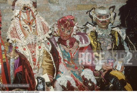 Caption: Caption: Nome: ..FESTA A PALAZZO MALIPIERO..Descrizione: ..MASCHERE  COSTUMI..Credit: ..Graziano Arici/Rosebud2 .Costo: ..A..Nazione: ..ITALIA..Città: ....Data: ..199O