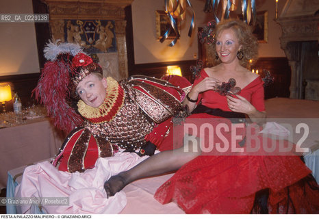 Caption: Caption: Nome: ..FESTA A PALAZZO MALIPIERO..Descrizione: ..MASCHERE  COSTUMI..Credit: ..Graziano Arici/Rosebud2 .Costo: ..A..Nazione: ..ITALIA..Città: ....Data: ..199O