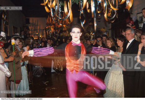 Caption: Caption: Nome: ..FESTA A PALAZZO MALIPIERO..Descrizione: ..DANZA BALLERINO MASCHERE  COSTUMI..Credit: ..Graziano Arici/Rosebud2 .Costo: ..A..Nazione: ..ITALIA..Città: ....Data: ..199O